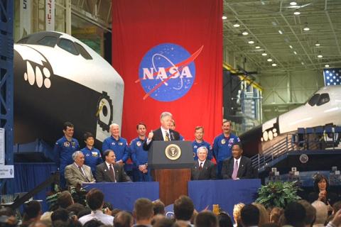 President Clinton Speaks at Johnson Space Center